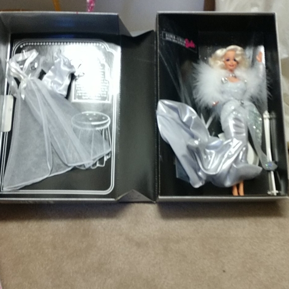 Barbie Silver Screen Barbie - Picture 3 of 6